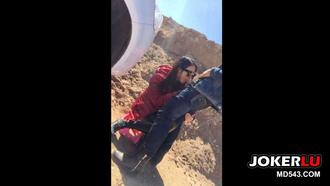  接嫂子回家途中把车停下来先干一炮