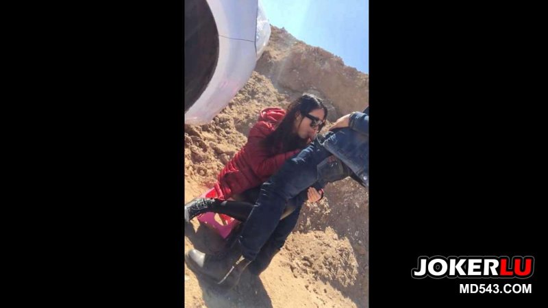  接嫂子回家途中把车停下来先干一炮